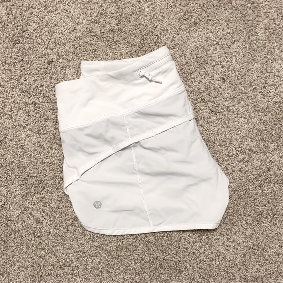 white lululemon speed up shorts 2.5 - Picture 4 of 4